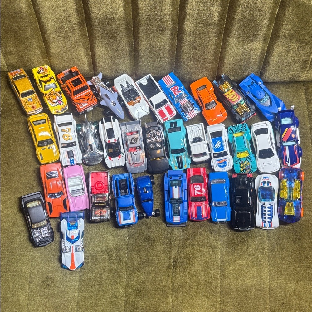 lot of 35 loose pre owned and played with hot wheels cars will not split